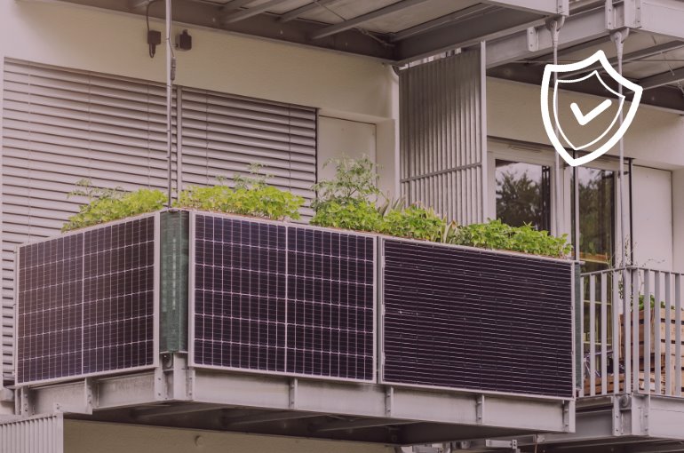 Teaser Magazin-Beitrag Balkonkraftwerk versichern Foto eines Balkons der mit Solarmodulen bestückt ist