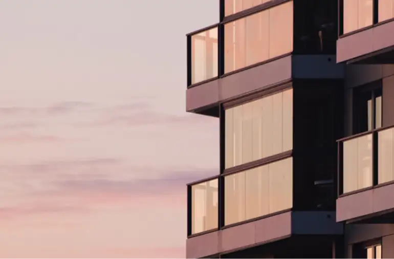 Teaser Solarperfect Magazin Balkonkraftwerke Teilansicht eines modernen Mehrparteienhauses mit Balkonen