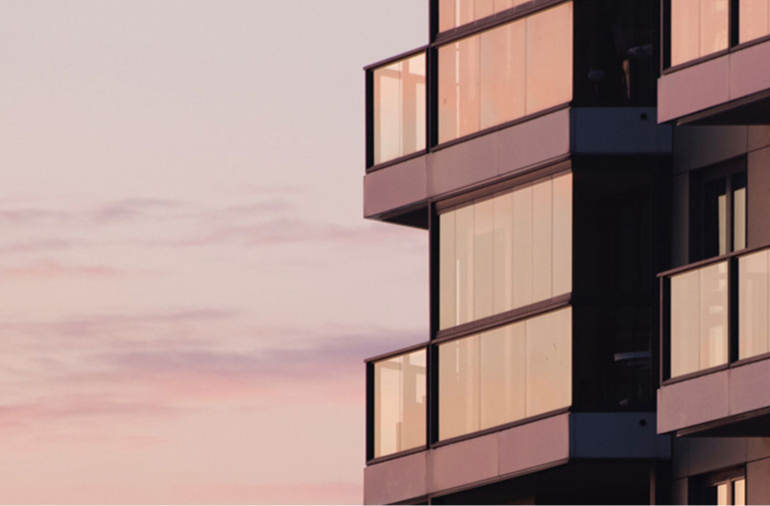 Mood_House Teilansicht einer Hauswand eines modernen Mehrparteienhauses, mit Balkonen seitlich