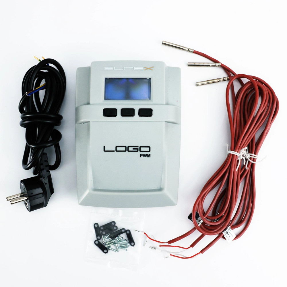 Sunex AMP 2.0 Komplettset 5 Flachkollektoren Aufdach | Solar Perfect Sunex AMP 2.0 Komplettset 5 Flachkollektoren Aufdach, Regler Logo PWM, vor weißem Hintergrund