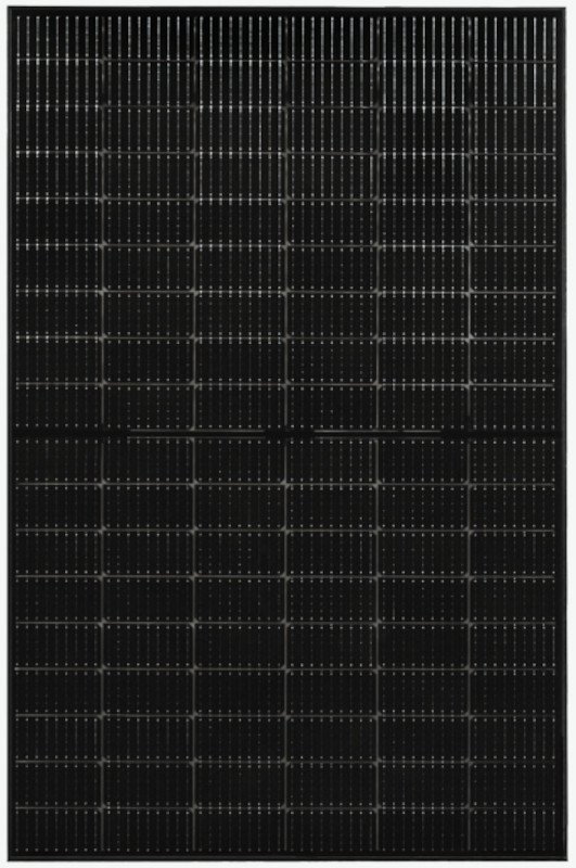 SolarFabrik Solarmodul S4 425 Watt, Frontalansicht, auf grauem Hintergrund
