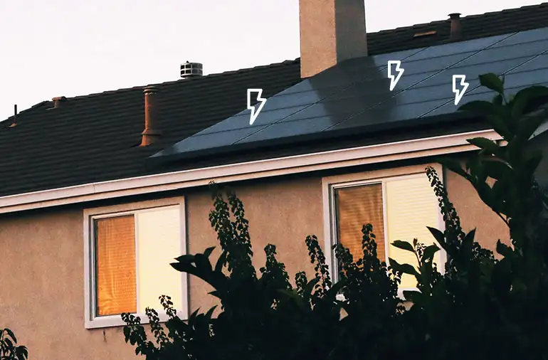 Teaser Solarperfect Magazin Photovoltaikanlage Haus mit PV-Modulen auf dem Dach und Strom-Icons