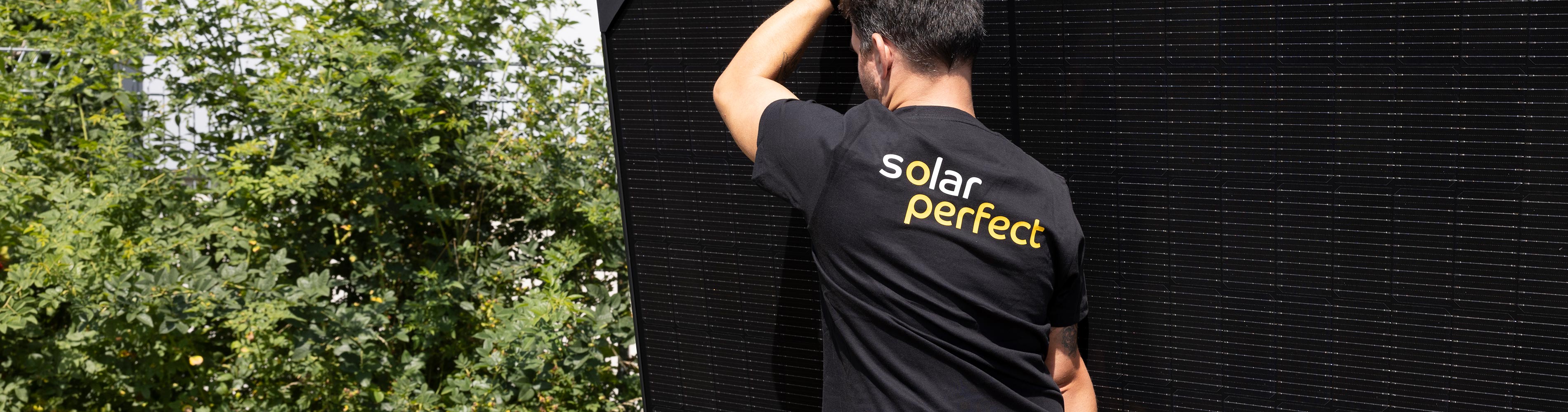 Mann im Solar Perfect Shirt trägt ein Solarmodul