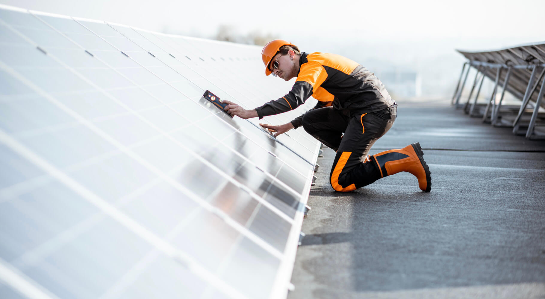 Kategorie-Header Leistungsoptimierer Monteuer prüft Ausrichtung der Solarmodule