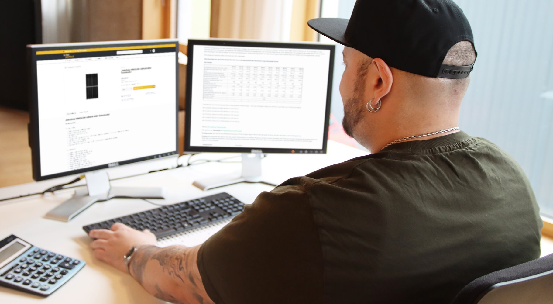 Ein Mitarbeiter sitzt vor seinem PC