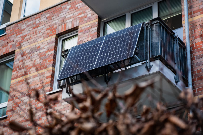 Balkonkraftwerk kaufen Solarmodul montiert an Balkon