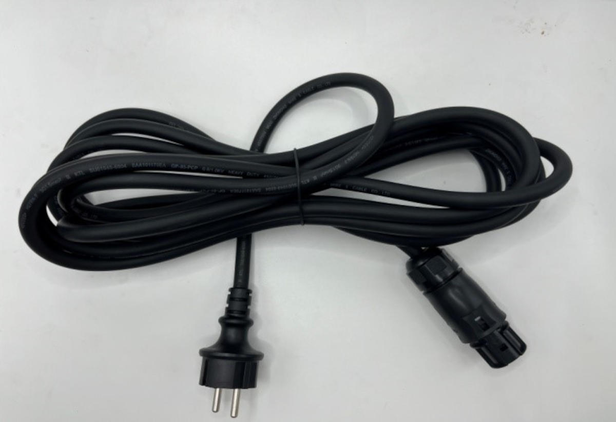 Hoymiles 15m Anschlußleitung, Schuko Stecker m. AC-Buchse Hoymiles 15m Anschlußleitung, Schuko Stecker m. AC-Buchse, auf grauem Hintergrund