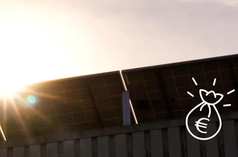 Teaser Solarperfect Magazin PV-Förderungen Sonnenstrahlen auf Solarmodulen und Geldsack-Icon