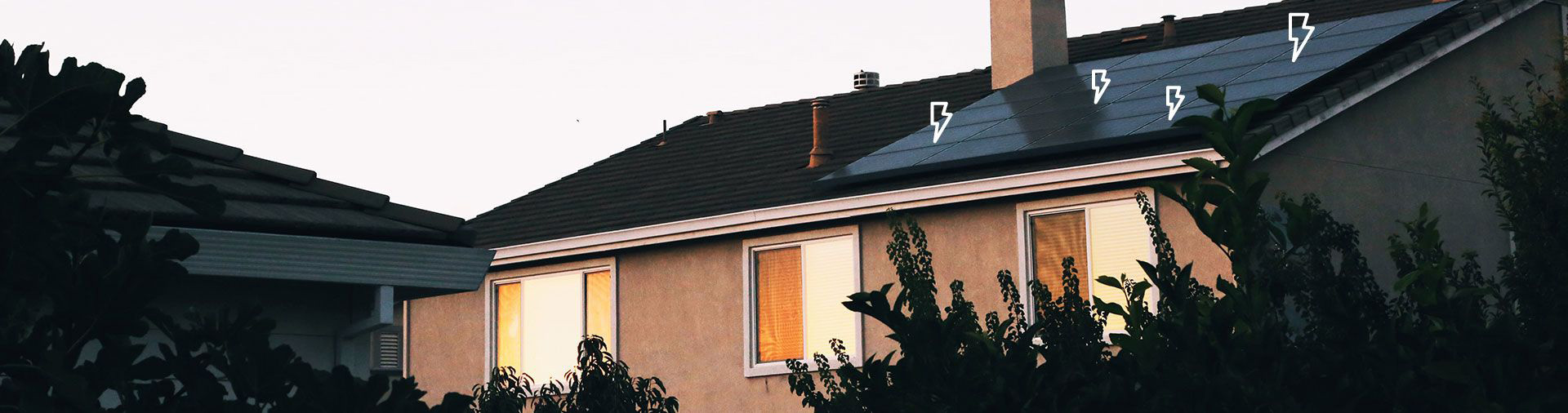 Hausansicht mit Photovoltaikmodulen auf dem Dach